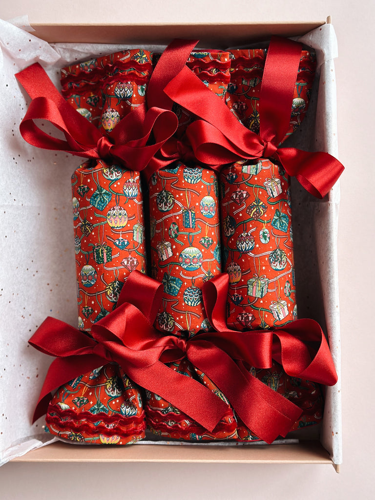 *Limited* House of Gifts Red – Happy Crackers